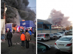 Волгоградцы закидали соцсети снимками сильного пожара на складе в Дзержинском районе