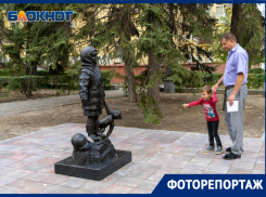 Волгоградцы несут цветы и игрушки к трогательному памятнику сталинградской девочке