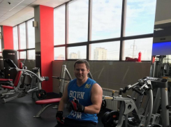 Экс-мэр Волгограда призвал быть сильными и показал бицепсы