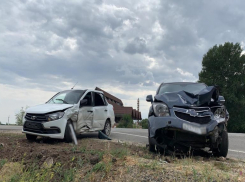 Семь человек вместе с детьми пострадали в крупном ДТП в Волгоградской области