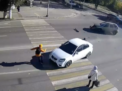 Иномарка отлетела в школьника в центре Волгограда: шок-видео