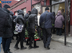 Погибших на пожаре трехлеток-близняшек и 5-летнего мальчика похоронили под Волгоградом 