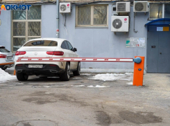 У мэрии Волгограда шлагбаумом огородили подъезд ради парковки дорогой иномарки