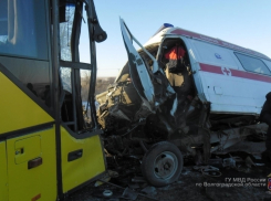 Крупное ДТП скорой и автобуса под Волгоградом: водитель и трое пассажиров в больнице