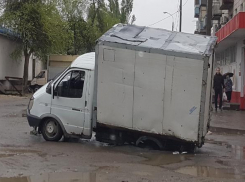 Грузовик провалился в колодец недалеко от центра Волгограда