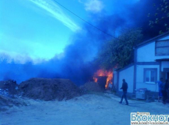 В Волгограде в настоящее время горит 3 гектара камыша. Угроза возгорания домов