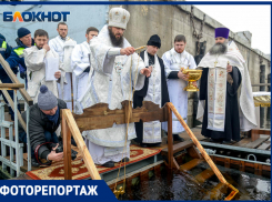 В Волгограде владыка Феодор отслужил крещенский молебен на Волге