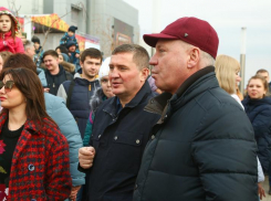 Андрей Бочаров привел жену посмотреть, как сжигают чучело