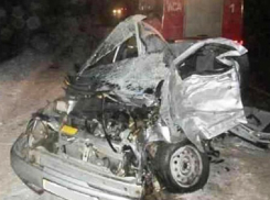 Под Волгоградом страшное ДТП: двое погибло, за жизни троих человек  борются врачи