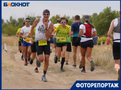  Бегущие с Эльтона, гвоздестояние и мэр на сапе: 75 кадров фестиваля Ultra 100 в Волжском 