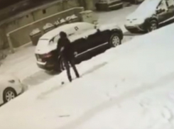 На видео попал мужчина, забросавший многоэтажку в центре Волгограда коктейлями Молотова
