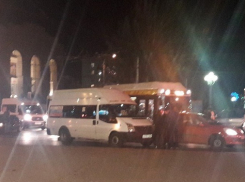 Авария с автобусом собрала километровую пробку в центре Волгограда