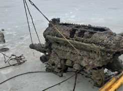 Волгоградские юнармейцы подняли со дна озера двигатель потерпевшего крушение военного истребителя