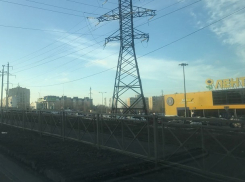 Волгоградцы берут штурмом парковки около гипермаркетов: подготовка к Новому году идет полным ходом