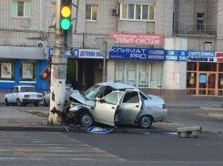 На севере Волгограда уснувший водитель «Лады» въехал в столб