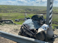 В Волгограде умер пассажир «намотанной» на столб иномарки