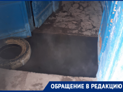 Зловонная канализация вторые сутки заливает подъезд на юге Волгограда