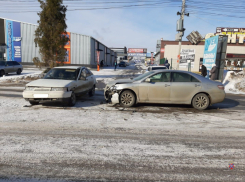 На стройбазе в Волгограде элитная иномарка столкнулась с ВАЗ: есть пострадавший   