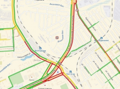 Жители Дзержинского района провели пятничный вечер в огромной дорожной пробке