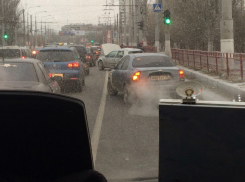 Парализовано движение по дамбе через Мечетку на севере Волгограда 