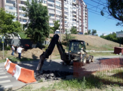 Новый асфальт на улице Пархоменко разворотили из-за прокладки труб