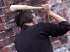 Двое 22-летних парней жестоко избили волгоградца битой