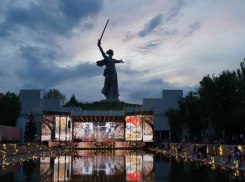 Тысячи волгоградцев собрались 8 мая на Мамаевом кургане ради «Света Великой Победы»