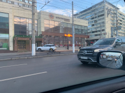 В надежде на стриптиз пьяный волгоградец едва не протаранил клуб и напал на полицейских
