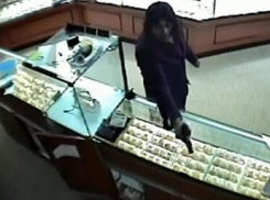 Двое в масках и с пистолетом ограбили в Волгограде ювелирный магазин «Адамас»