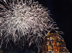 Фейерверк прогремел над храмом Александра Невского в Волгограде: видео с площади  