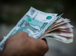 Офисным клеркам при власти поднимают зарплаты на 10,9%