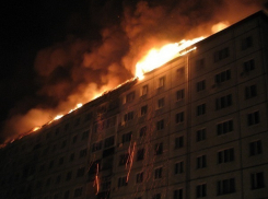 В Камышине из горящего дома эвакуировали 15 человек: 1 пострадавшая