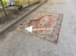 Дырки в асфальте в Волгограде закладывают коврами