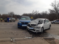 Водитель BMW X5 под Волгоградом не пропустил Skoda: пенсионерка попала в больницу