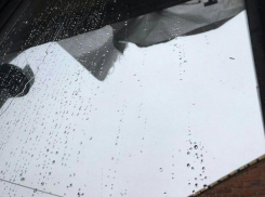 В проливной дождь четырехэтажка в Волгограде осталась без крыши