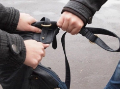 Волгоградец на Привокзальной площади в Саратове ограбил пассажира поезда