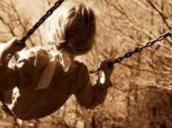 Шестилетней девочке оторвало палец на качелях в Волгоградской области 