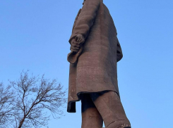 Самый большой памятник Ленину обрушается в Волгограде