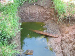 Двухлетняя девочка утонула в яме с водой под Волгоградом 