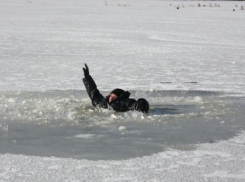 Сотрудник службы спасения вытащил жителя Волгограда из ледяной воды, рискуя жизнью 