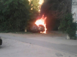 На западе Волгограда загорелся сгоревший зимой кроссовер