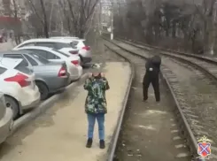 Дети устроили конфликт в трамвае и попали на видео в Волгограде 