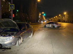 На видео попала авария с четырьмя пострадавшими под Волгоградом
