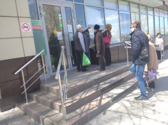 На видео попала толпа, ожидающая своей очереди в Сбербанк в Волгограде