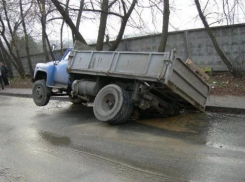 Чиновники напомнили водителям о торчащих на дороге  люках в Волгограде