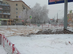 По пояс в воде в мороз рабочие закрыли коммунальный «фонтан» в Волгограде