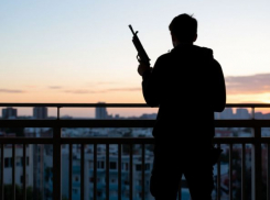 Подросток расстрелял ребенка с балкона в Волгограде