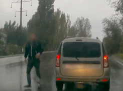 В Волгограде водители подрались на дороге из-за обгона: видео