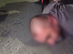 «Решалу» уложили лицом в асфальт под Волгоградом – видео