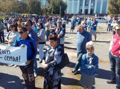 Около сотни жителей Волгограда вышли на митинг против отмены маршруток 